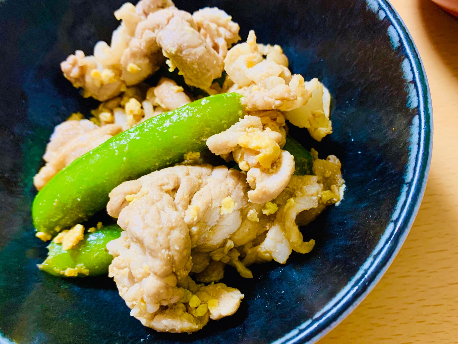酒粕でスナップエンドウと豚肉と卵炒め